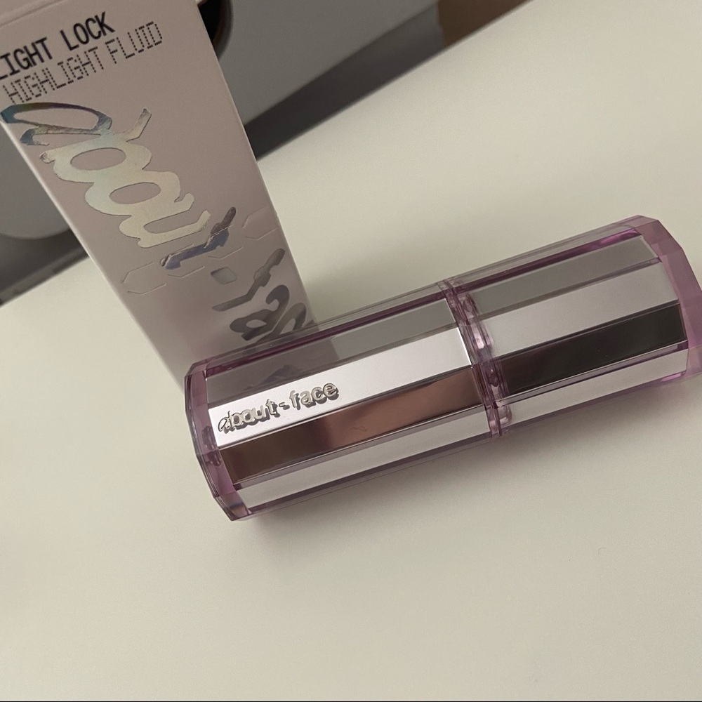 “About Face” Golden Toned Fluid Highlighter